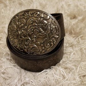 FOSSIL brown belt w/ gold accents. Genuine Leather.  Large silver hook buckle.